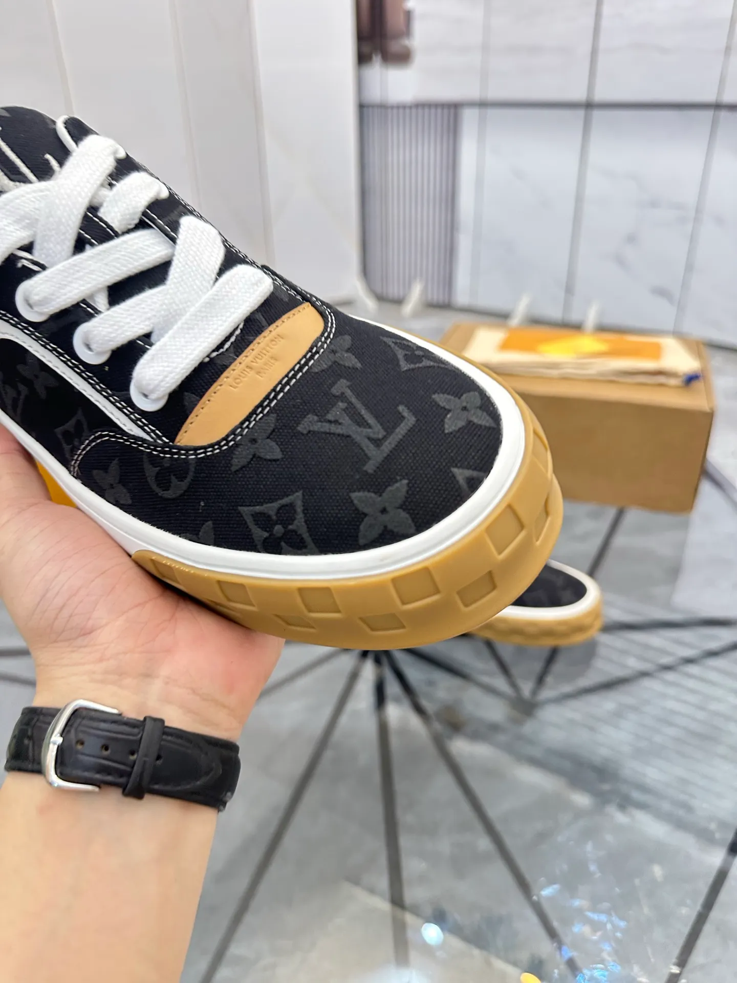 Men's shoes for sale 💰: 💰P660¥ Top quality Comes with airplane case Product trademark: LV* "Louis Vuitton*" low-top casual shoes Regular size: 35-44 (can be customized to 45) Couple style Product materials: imported nubuck leather upper, sheepskin lining, original outsole. Number: 819